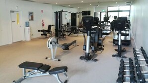 A gym with various exercise equipment, including treadmills, weight machines, and benches. - A 2BR Apt in Parkville Near the Melbourne Zoo (Melbourne)