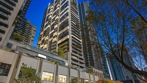 Un edificio de gran altura con múltiples balcones y un diseño arquitectónico moderno.