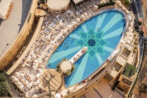 Pool - Apartment in Dubai Marina connected to Mall (Dubai)