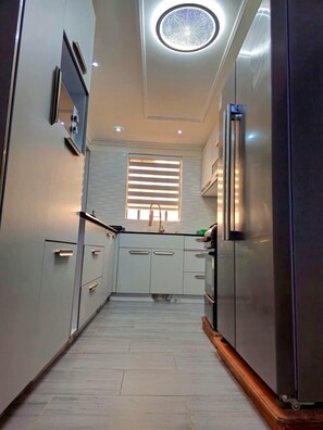 Family Townhome, City View | Private kitchen | Microwave, cookware/dishes/utensils