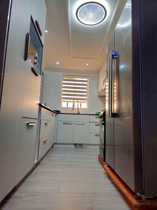 Casa geminada família, vista para a cidade | Cozinha privada | Micro-ondas, talheres/pratos/utensílios de cozinha