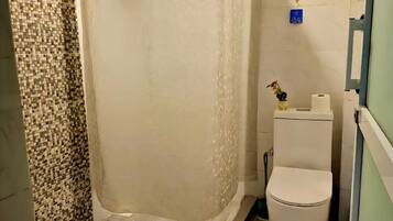 Casa de ciudad familiar, vista a la ciudad | Baño | Regadera, amenidades de baño gratuitas, pantuflas, toallas