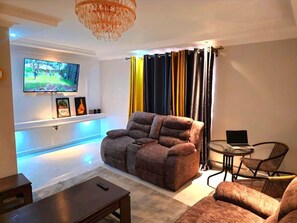 Casa geminada família, vista para a cidade | Área de estar | Smart TV 32 polegadas com canais digitais