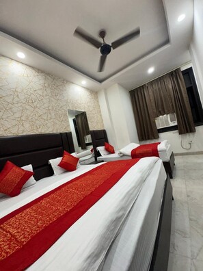 Quarto triplo luxo | Escrivaninha, Wi-Fi de cortesia