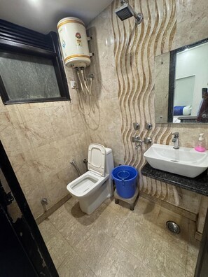 Quarto solteiro luxo | Banheiro | Chuveiro, toalhas de banho, sabonete, shampoo