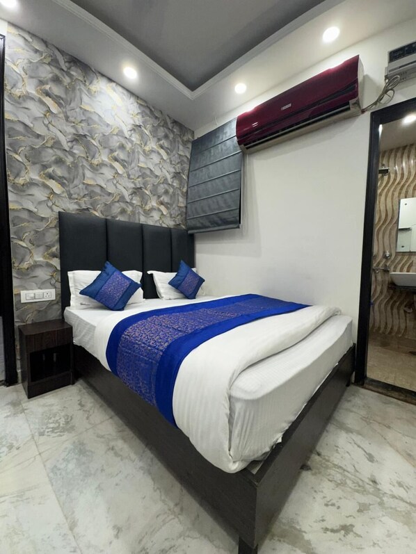 Quarto solteiro luxo | Escrivaninha, Wi-Fi de cortesia