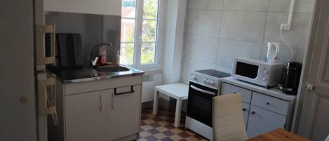 Frigorífico, microondas, horno y placa de cocina