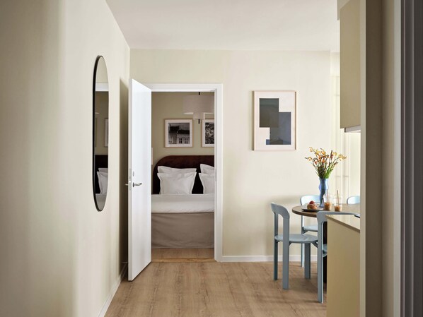 2 habitaciones, tabla de planchar con plancha, cuna de viaje y wifi 