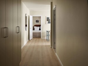 2 habitaciones, tabla de planchar con plancha, cuna de viaje y wifi 