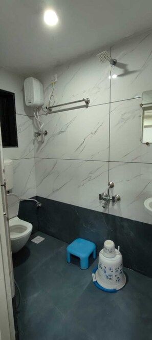 Dreibettzimmer, Klimaanlage | Badezimmer | Dusche, kostenlose Toilettenartikel, Handtücher, Seife