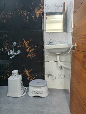 Deluxe Room | Bathroom | Shower, free toiletries, towels, soap