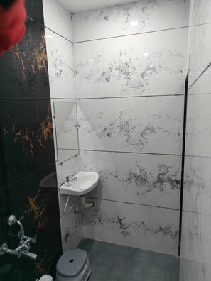 Luxury Room, Air conditioning | Bathroom | Shower, free toiletries, towels, soap - Hotel Medanta Inn (Jalgaon)