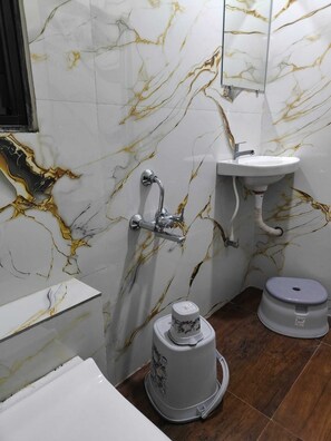 Luxury Room, Air conditioning | Bathroom | Shower, free toiletries, towels, soap