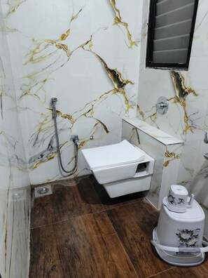 Superior-Zimmer | Badezimmer | Dusche, HandtĂŒcher, Seife, Shampoo