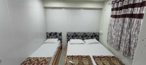 Dreibettzimmer, Klimaanlage | Schreibtisch, Zustellbetten, kostenloses WLAN, Bettwäsche