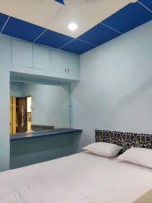 Deluxe Room | Desk, rollaway beds, free WiFi, bed sheets - Hotel Medanta Inn (Jalgaon)