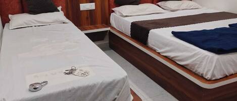 Triple Room, Air conditioning | Desk, rollaway beds, free WiFi, bed sheets