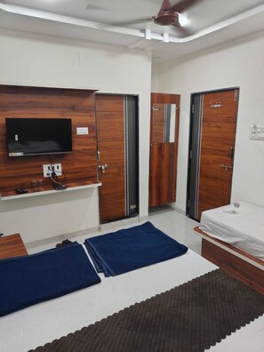 Triple Room, Air conditioning | Desk, rollaway beds, free WiFi, bed sheets