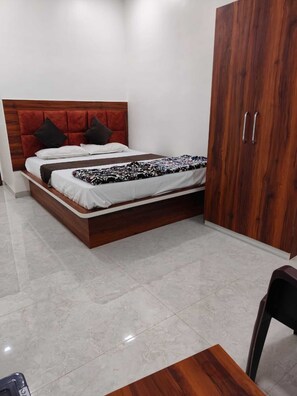 Desk, rollaway beds, free WiFi, bed sheets - Hotel Medanta Inn (Jalgaon)