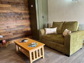 Alpehytte, hageutsikt | Oppholdsområde