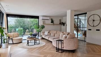 Smart-tv, een computerscherm en een printer