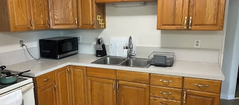 Cozy 2-bedroom apartment in welcoming Burley with AC