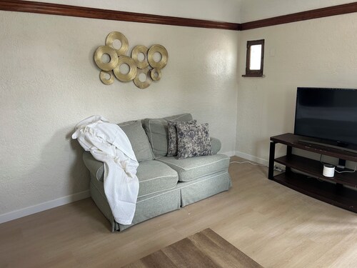 Cozy 2-bedroom apartment in welcoming Burley with AC