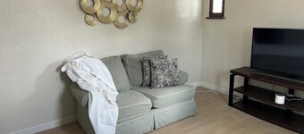 Cozy 2-bedroom apartment in welcoming Burley with AC