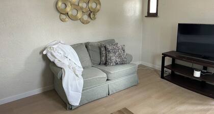 Cozy 2-bedroom apartment in welcoming Burley with AC