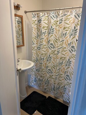 Serviettes fournies, papier de toilette