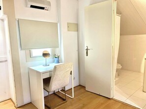 Een douche, een haardroger, een bidet, handdoeken
