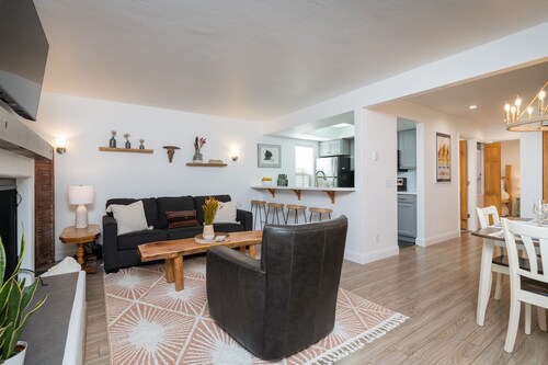 Condo with Fireplace! Close to Downtown!