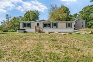 Exterior - Welcoming 3-bedroom home with jacuzzi (Winterport)