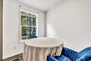 Dining - Welcoming 3-bedroom home with jacuzzi (Winterport)