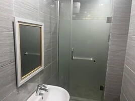 Apartamento económico, balcón, vistas a la ciudad | Baño | Artículos de higiene personal gratuitos, secador de pelo y toallas