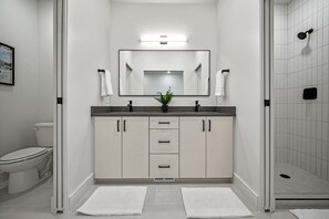 Ducha, secador de pelo y toallas