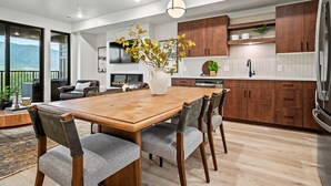 Una cocina moderna con armarios de madera, una isla grande y vistas al exterior.