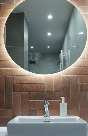 Douche, sèche-cheveux, serviettes fournies, savon