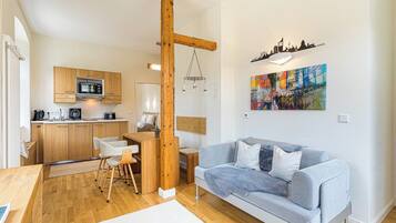 Fernseher, DVD-Player, Bücher