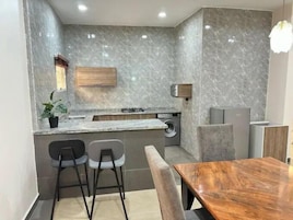 Refrigerador, microondas, horno, placa de cocina