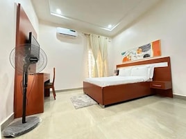 Apartamento Deluxe, balcón, vistas a la ciudad | Escritorio, espacio para trabajar con un portátil, cortinas opacas