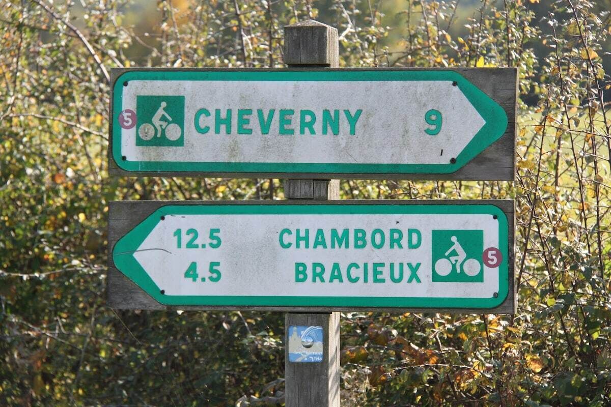 Een richtingsbord met afstanden naar Cheverny en Chambord.