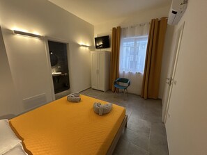 1 habitación, tabla de planchar con plancha y cuna de viaje 