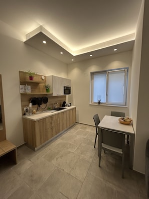 Refrigerador, microondas, utensilios de cocina y comedor