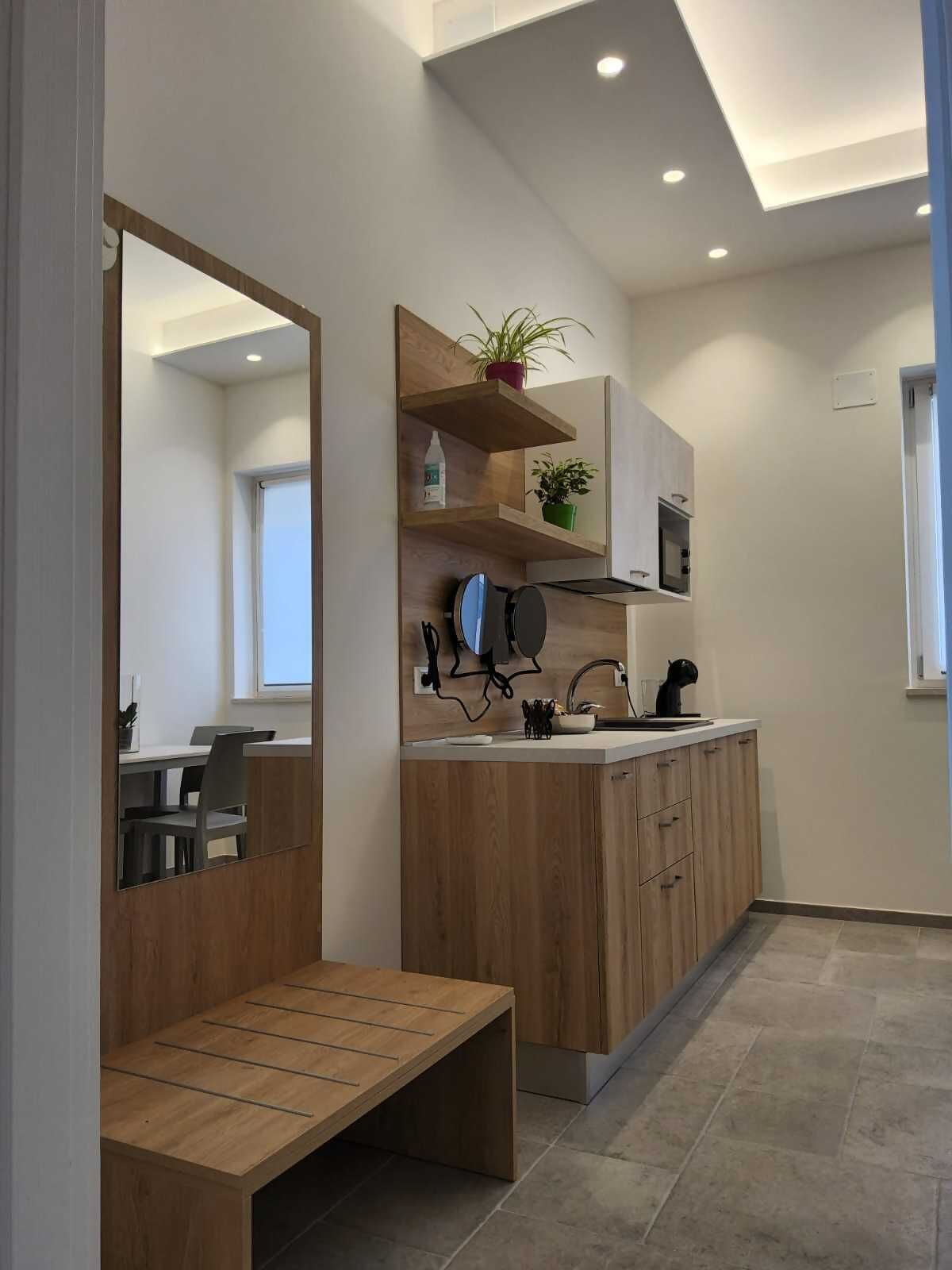 Kühlschrank, Mikrowelle, Wasserkocher mit Kaffee-/Teezubehör, Toaster