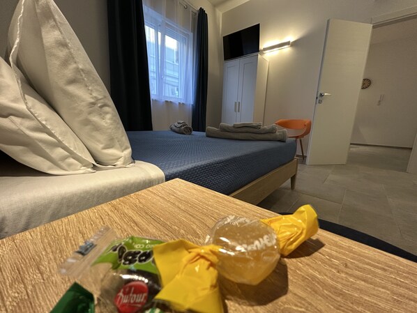 1 dormitori, planxa i posts de planxar i un bressol de viatge