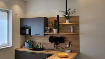 Kühlschrank, Mikrowelle, Wasserkocher mit Kaffee-/Teezubehör, Toaster