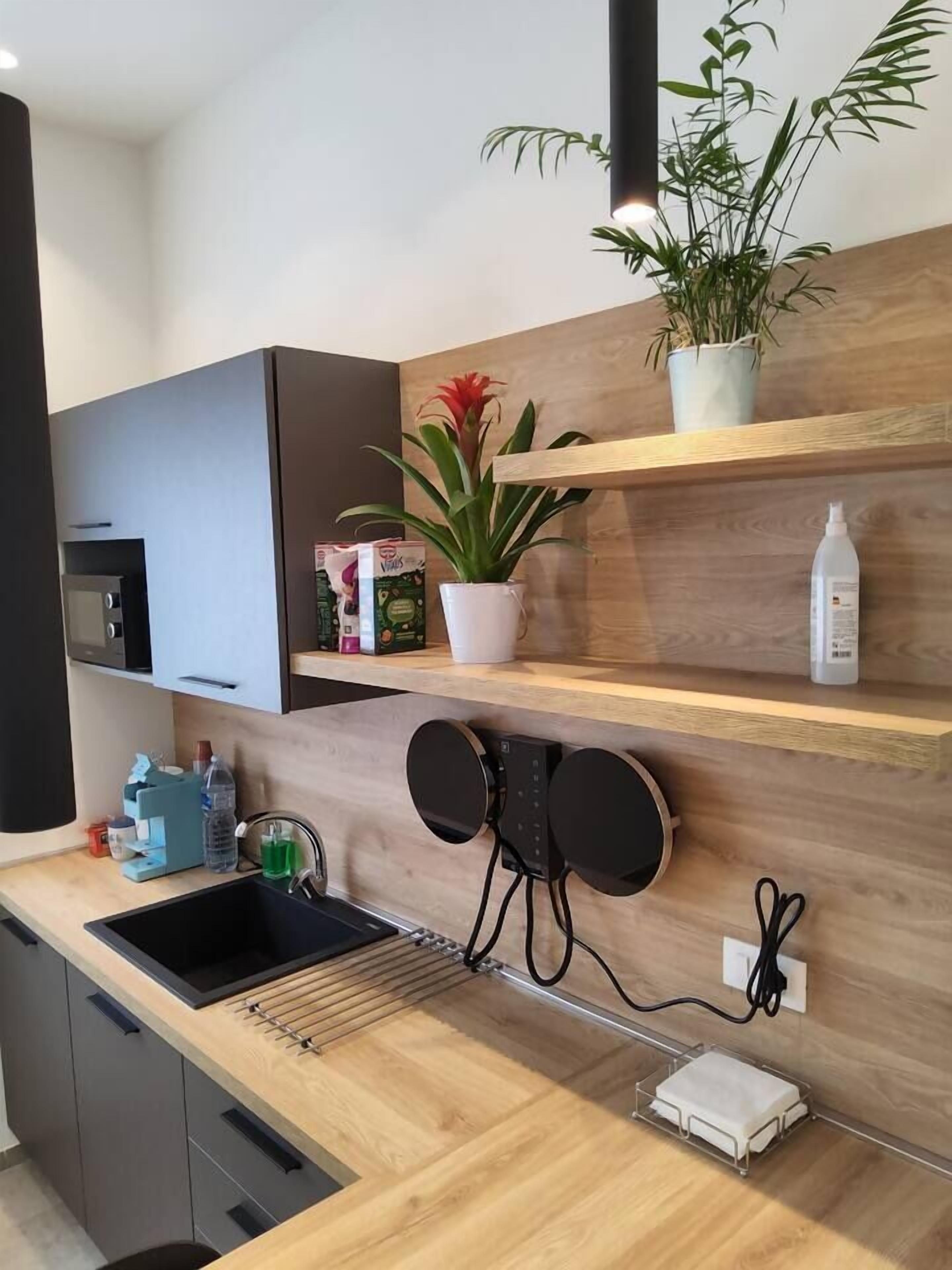 Frigorifero, microonde, macchina per tè/caffè, tostapane