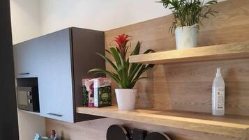 Kühlschrank, Mikrowelle, Wasserkocher mit Kaffee-/Teezubehör, Toaster