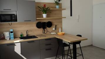 Kühlschrank, Mikrowelle, Wasserkocher mit Kaffee-/Teezubehör, Toaster